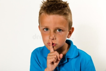 Делать мальчика держит тихо жест Стоковое Изображение - изображение  насчитывающей рот, студия: 43808229